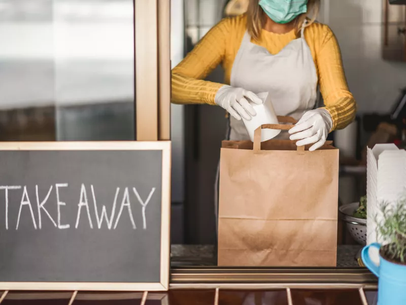 Ανατροπή για take away: Κανονικά η παραλαβή από τα καταστήματα εστίασης και τα Σαββατοκύριακα