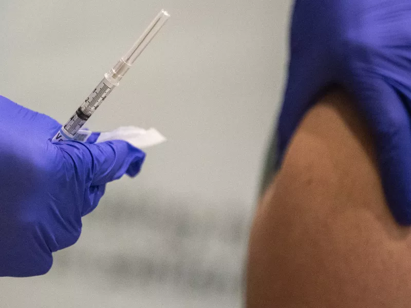Βρετανία: Τρεις περιπτώσεις εγκεφαλικού λόγω θρόμβωσης μετά από εμβολιασμό με AstraZeneca