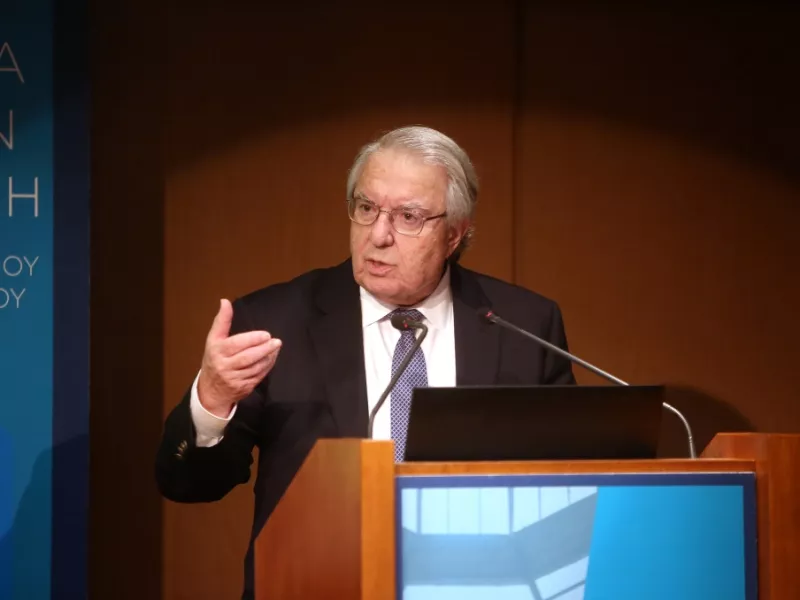 Γιώργος Μπαμπινιώτης: Eισαγωγή στα Πανεπιστήμια με ακαδημαϊκό απολυτήριο