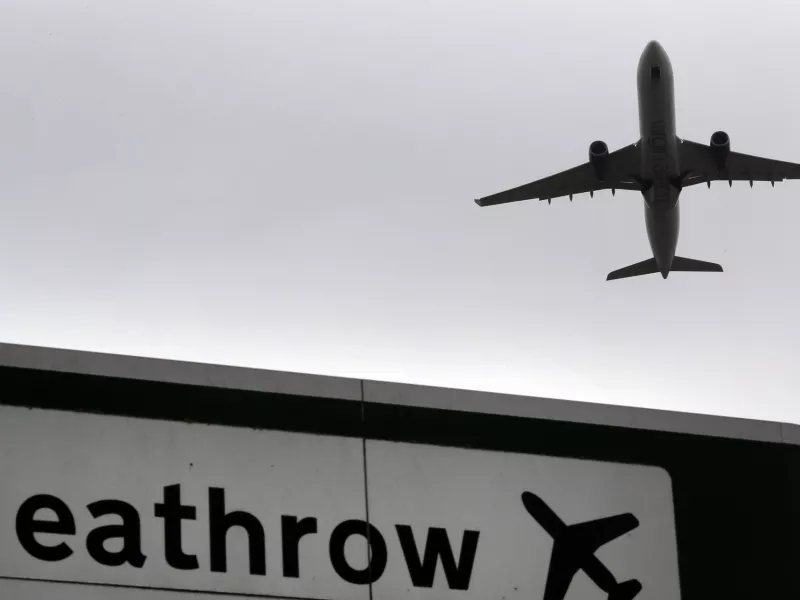 Βρετανία: Προβλήματα στα μεγάλα αεροδρόμια λόγω της ομίχλης