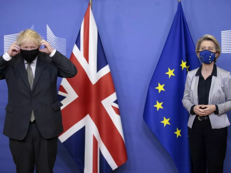 Brexit - Υπαναχώρηση Τζόνσον παρά τις απειλές: Συνεχίζουμε τις συνομιλίες 