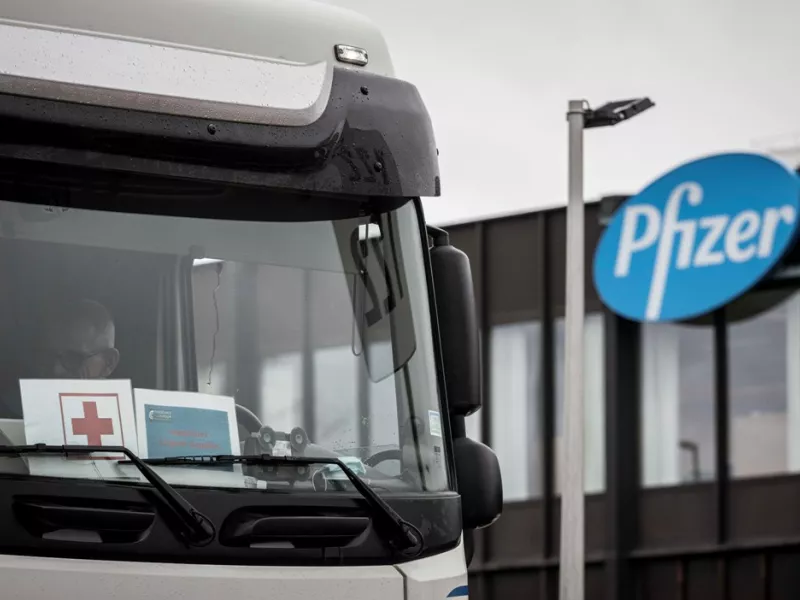 Αίτημα της Pfizer στον FDA για έγκριση τρίτης δόσης εμβολίου - Ποιους αφορά