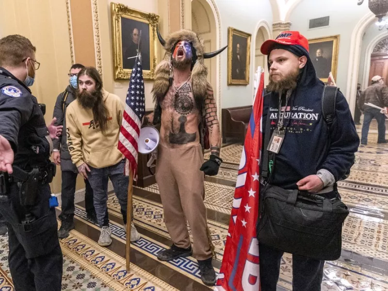 Γιατί το Smithsonian συγκεντρώνει σημαίες από την εισβολή στο Καπιτώλιο