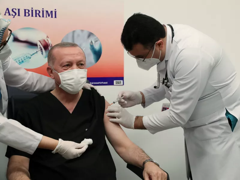 Κορωνοϊός: Σάλος με δήλωση Ερντογάν- Έκανε 3η δόση εμβολίου με εκατομμύρια πολίτες ανεμβολίαστους 