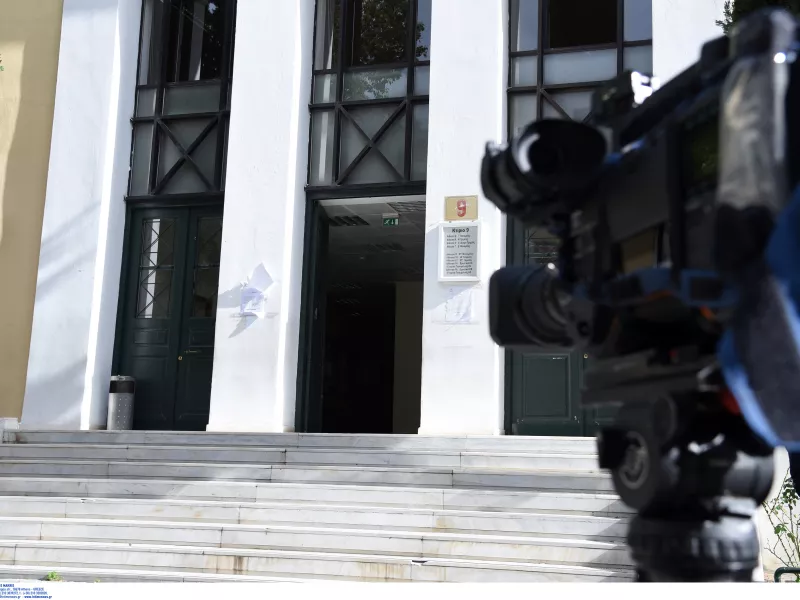 Αναβλήθηκε η δίκη του δικηγόρου αρνητή της πανδημίας γιατί έχει κορωνοϊό!