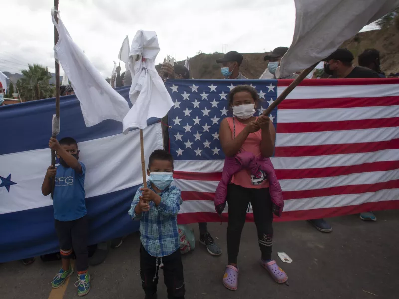 ΗΠΑ: Ο Μπάιντεν αναστέλλει τις απελάσεις παράτυπων μεταναστών για 100 ημέρες 
