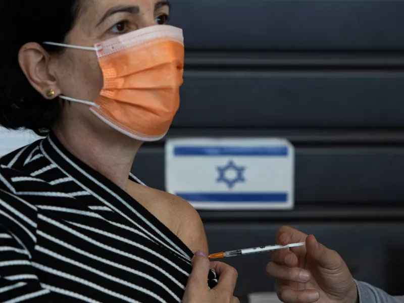 Αμφιλεγόμενος νόμος στο Ισραήλ: Δεν έχεις εμβολιαστεί; Ξέρουμε ποιος είσαι – "Απαγορευμένες ζώνες” για μη εμβολιασμένους