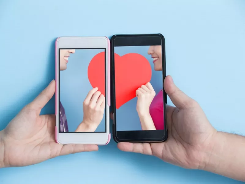 Έρωτας στα χρόνια του... messaging – Μια ψηφοφορία για το πώς επικοινωνούμε με το «έτερον ήμισυ»