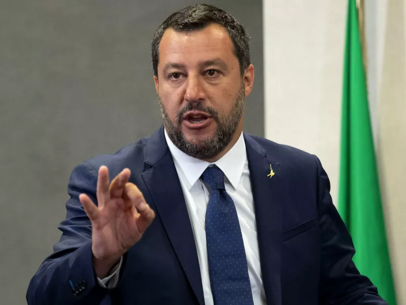 Ιταλία- Σαλβίνι: «Δεν θέλω να κυνηγήσει κανείς τον γιό μου με μια σύριγγα εμβολίου»