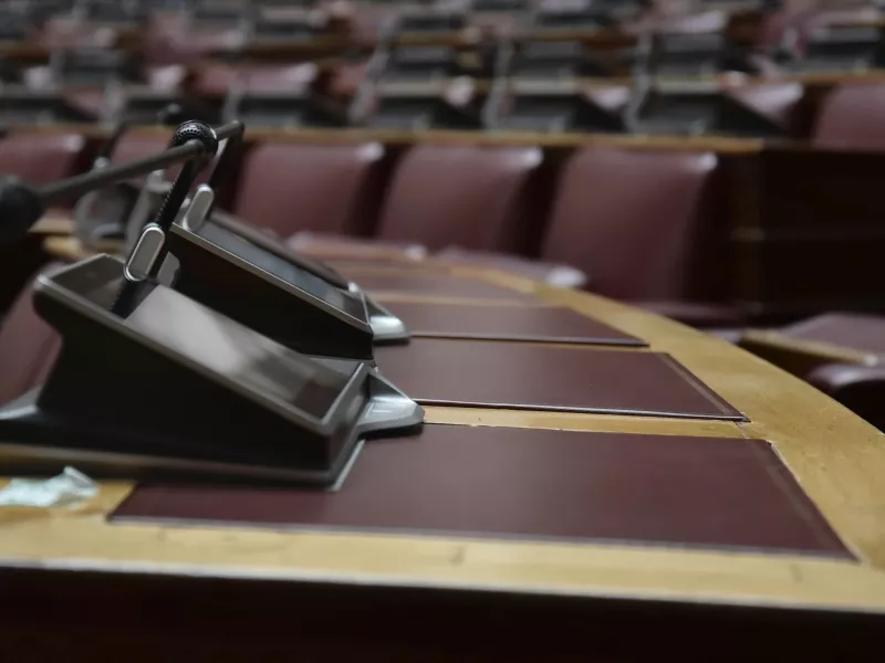 ΣΥΡΙΖΑ κατά δημοσκοπήσεων -Ζητάει έλεγχο των εταιριών από τη Βουλή