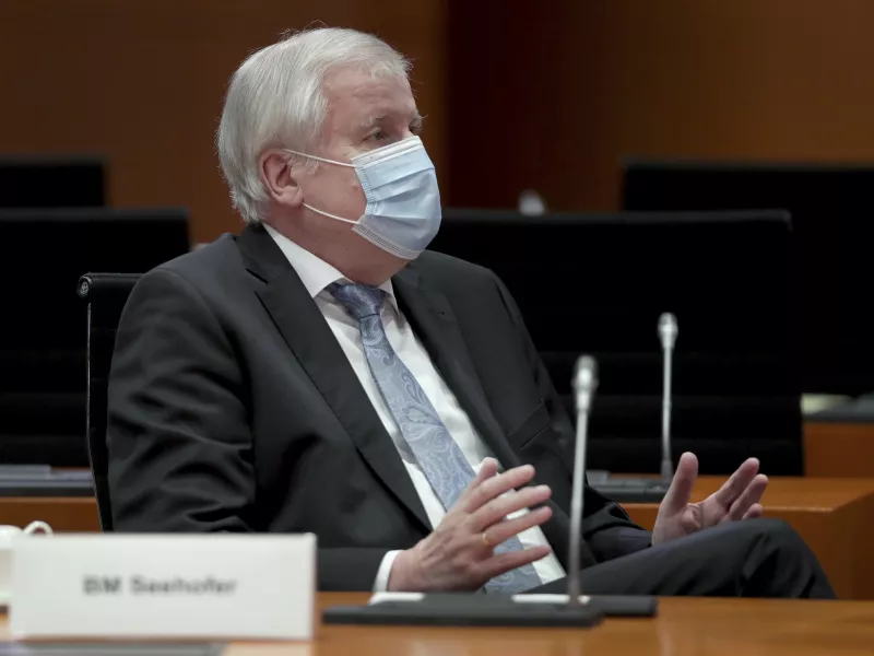 «Ανταρσία» Ζεεχόφερ για εμβόλιο AstraZeneca: «Η απάντησή στην πρόσκληση του Σπαν είναι όχι!»