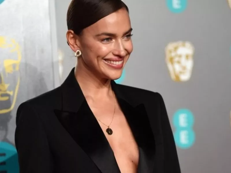 Η σέξι topless φωτογραφία της Ιρίνα Σάικ που «έριξε» το Instagram (pic)