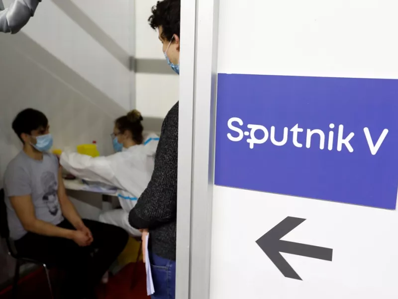 Ρωσία: Οι εργαζόμενοι που αρνούνται να εμβολιαστούν θα μπορούν να τεθούν σε διαθεσιμότητα