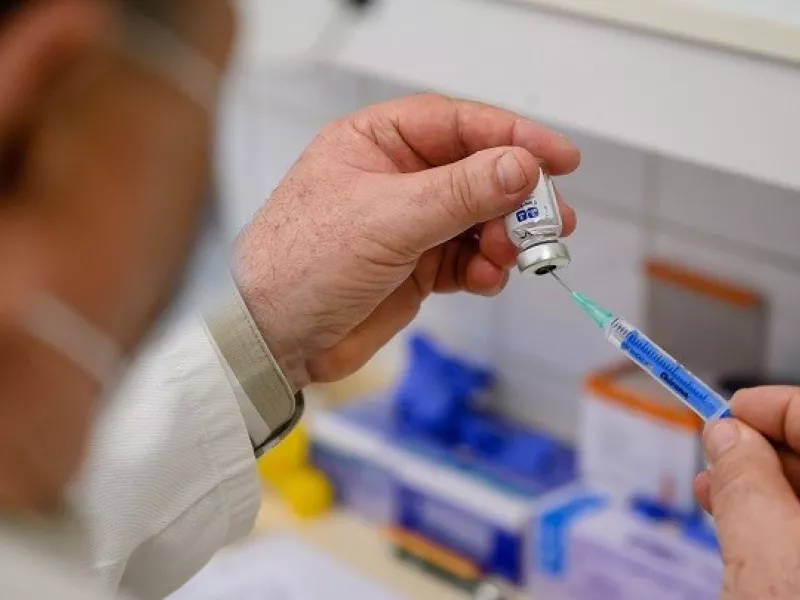 Βρετανία: Προσπάθεια αύξησης των εμβολιασμών με την αναμνηστική δόση 