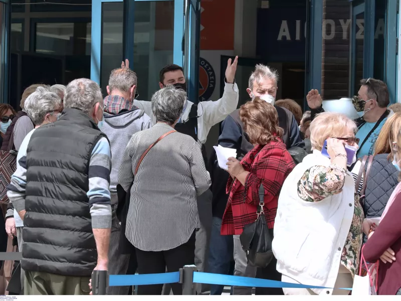 Κορωνοϊός: Μόλις το 14% των ανεμβολίαστων άνω των 60 ετών πλήρωσε το πρόστιμο των 100 ευρώ