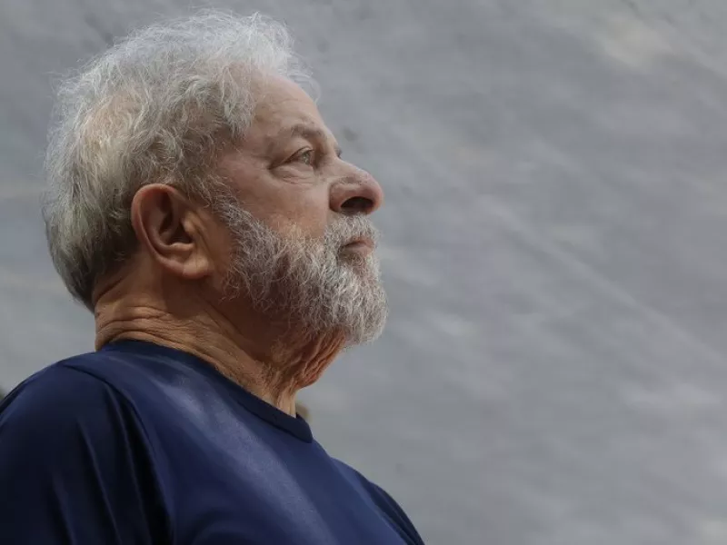 «Πούτιν και Ζελένσκι φταίνε εξίσου» λέει ο Λούλα για τον πόλεμο στην Ουκρανία