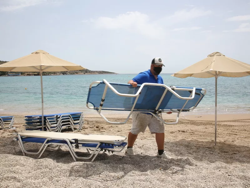 (Πώς) πάμε παραλία: Τι ισχύει για την άρση των περιορισμών σε μουσεία, σινεμά, αθλητισμό