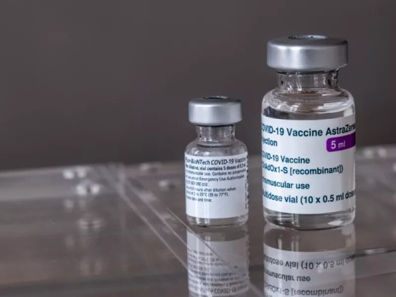 EMA: Την Παρασκευή η απόφαση για χορήγηση του εμβολίου Pfizer σε εφήβους 12-15 ετών