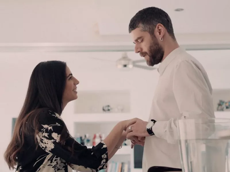 Τι θα δείτε σήμερα στις 8 ΛΕΞΕΙΣ (trailer, pics) 