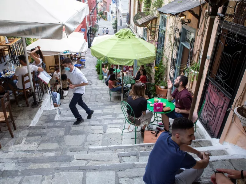 Πλεύρης σε ΣΚΑΪ: Με μάσκα και το Μάιο σε εσωτερικούς χώρους - Μπορεί να μην καταργηθεί το μέτρο