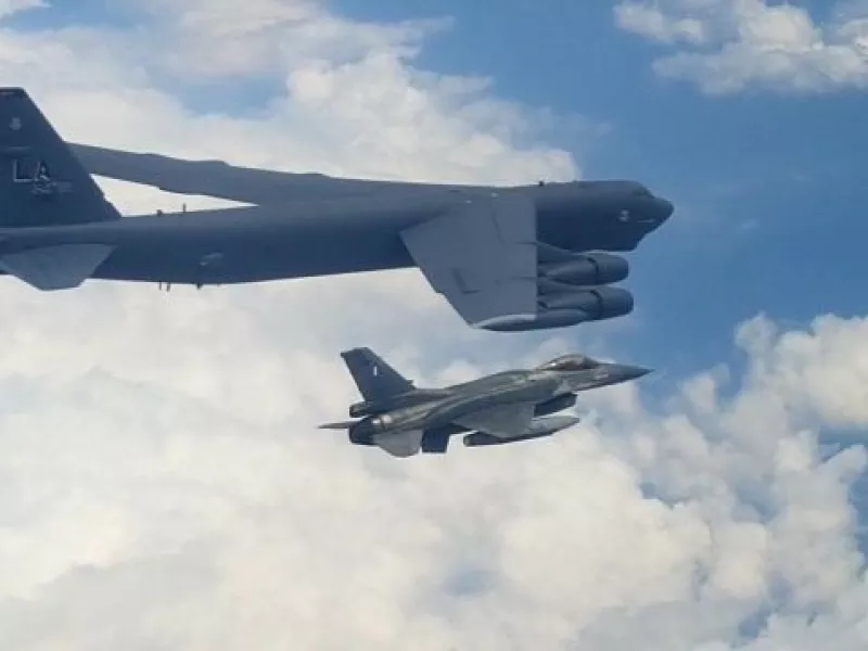 Ελληνικά  F-16 συνόδευσαν αμερικανικό στρατηγικό βομβαρδιστικό τύπου B-52