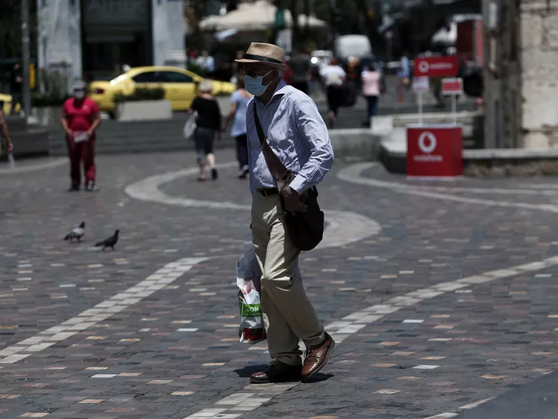 Επίσημο: Αναστέλλεται από τις 15 Απριλίου το πρόστιμο των 100 ευρώ για ανεμβολίαστους άνω των 60 