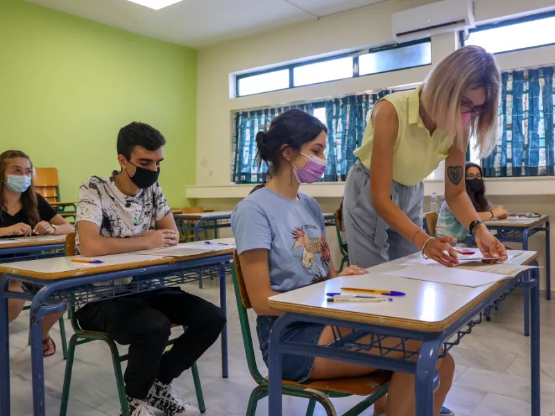 Μαθητές που δίνουν Πανελλήνιες Εξετάσεις 