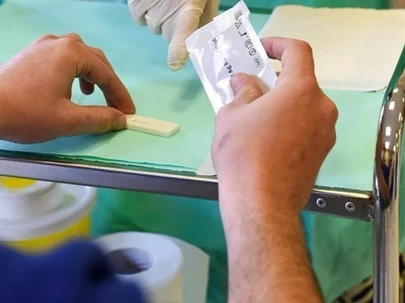 Εισήγηση εμπειρογνωμόνων: Ένα σελφ τεστ την εβδομάδα από 1η Απριλίου στα σχολεία