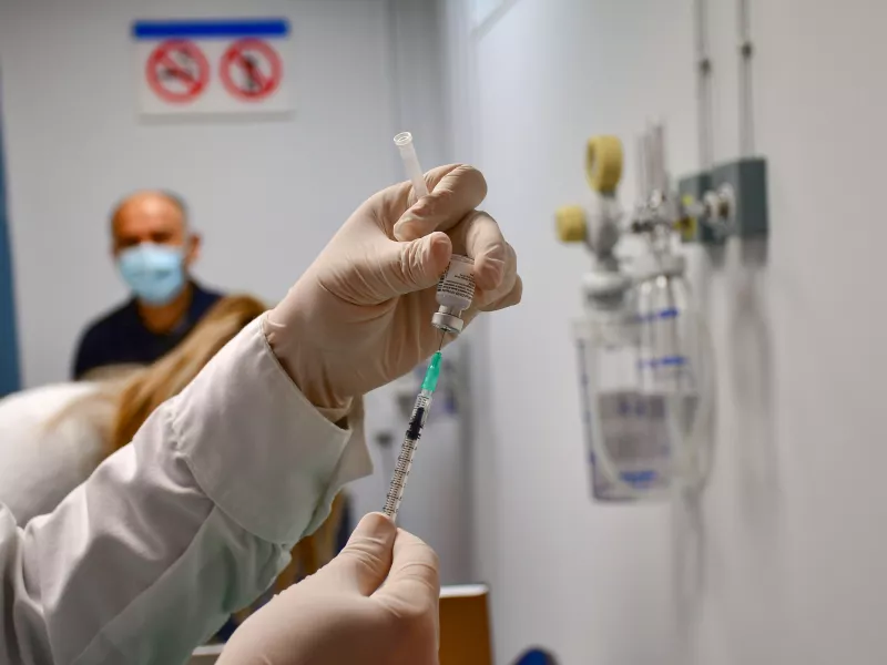 ΠΟΕΔΗΝ: Να ανασταλεί ο νόμος για υποχρεωτικό εμβολιασμό υγειονομικών