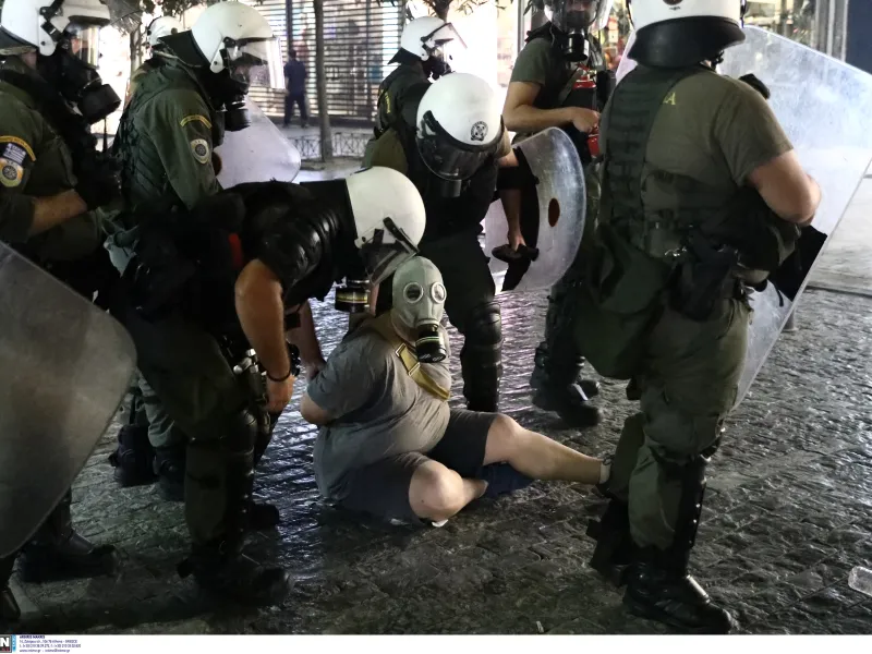 Επεισόδια στο Σύνταγμα: 5 συλλήψεις αντιεμβολιαστών από τις 47 προσαγωγές