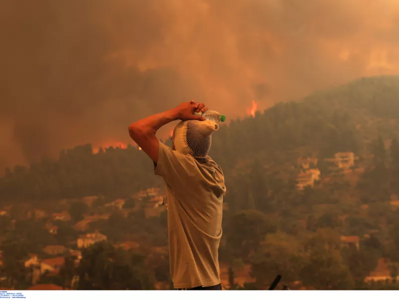 Πύρινη κόλαση στην Εύβοια: Σε Γαλατσώνα, Γούβες, Γαλατσάδες, Καματριάδες τα μέτωπα (pics)
