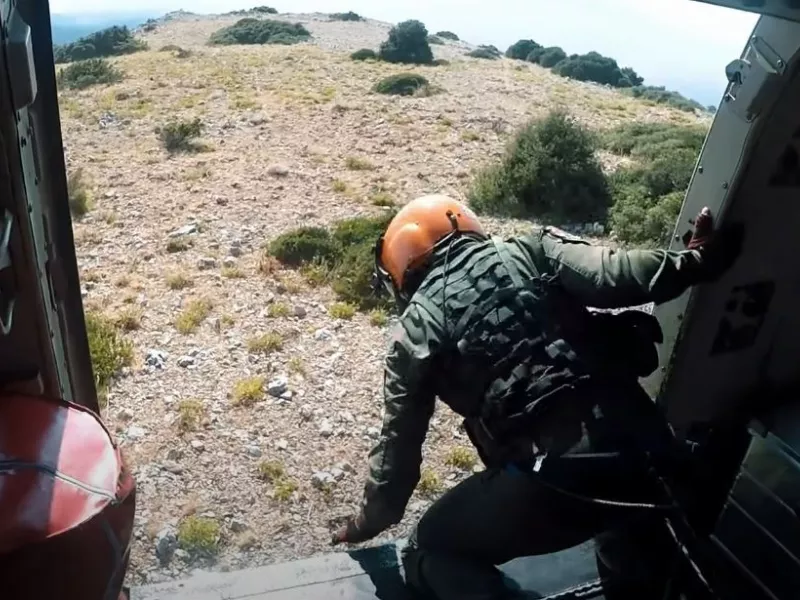 Εντυπωσιακό βίντεο πυροσβεστικής: Η ομάδα με τα ελικόπτερα που σβήνει φωτιές σε δυσπρόσιτα σημεία