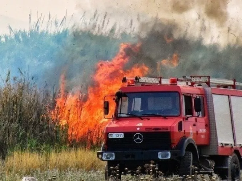 Μάχη με τις αναζωπυρώσεις και στην Ηλεία -Επιχειρούν και πυροσβέστες από την Τσεχία