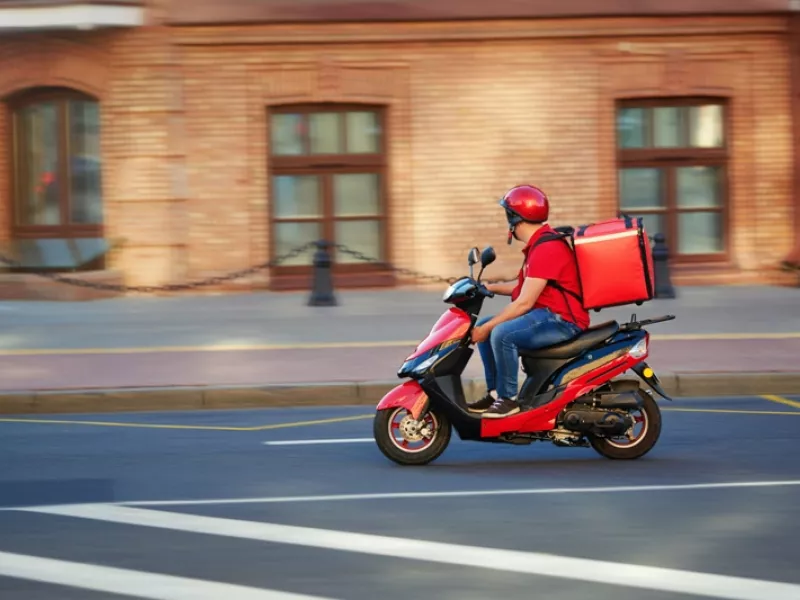 ΑΑΔΕ: Μοντέλο «Airbnb» και στις πλατφόρμες delivery