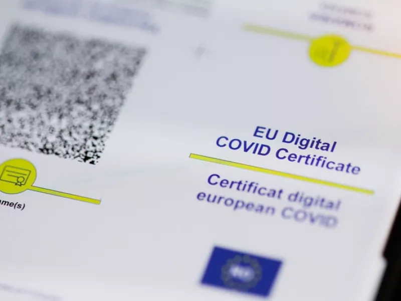 «Πανδημία» πλαστών πιστοποιητικών: Δύο νεκροί ανεμβολίαστοι στην Κύπρο