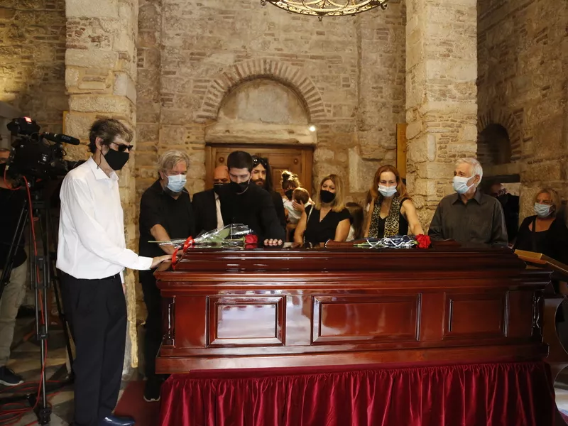 Το τελευταίο αντίο στον Μίκη Θεοδωράκη-Πλήθος κόσμου στην Μητρόπολη για να τον τιμήσει (vid+pics)