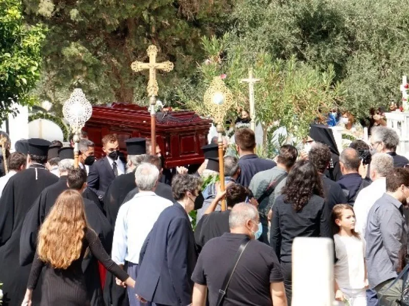 Συγκινητικές στιγμές και σήμερα στο κοιμητήριο του Γαλατά όπου «αναπαύεται» ο Μίκης Θεοδωράκης