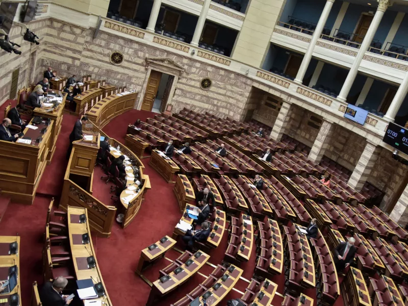 Βουλή: Ψηφίστηκαν οι διατάξεις για τον υποχρεωτικό εμβολιασμό
