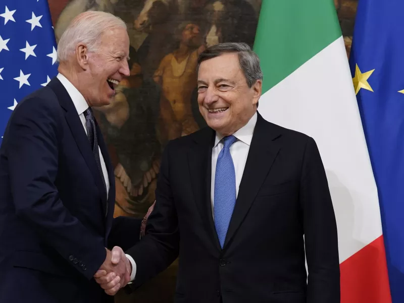 Παρέμβαση Ντράγκι: O Μπάιντεν πρέπει να τηλεφωνήσει στον Πούτιν για να σταματήσει ο πόλεμος στην Ουκρανία