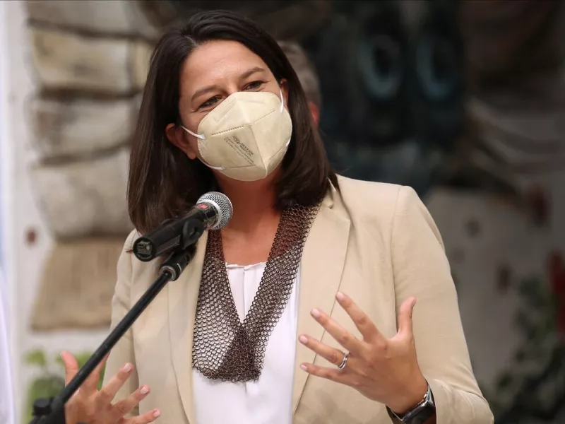 Κεραμέως: Καμία συζήτηση για κλείσιμο σχολείων – Τι θα γίνει με τους αρνητές γονείς
