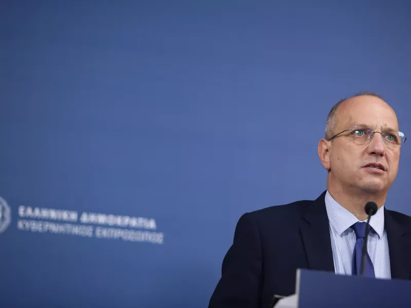Απάντηση Οικονόμου στην Άγκυρα μέσω ΣΚΑΪ 100,3: Άλλος έχει αναθεωρητικές τάσεις