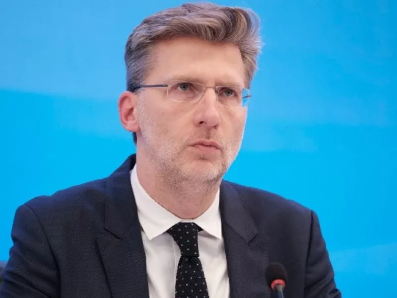 Σκέρτσος: Θα μπορούσε να εξετάστει το ενδεχόμενο εισόδου σε κλειστούς χώρους μόνο με τρίτη δόση