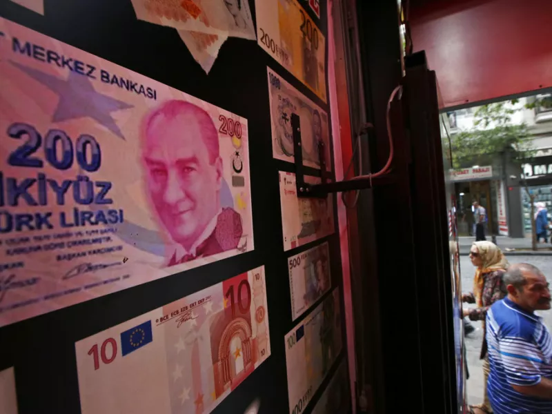 Ο Ερντογάν μειώνει ξανά το βασικό επιτόκιο, ενώ η τουρκική λίρα βρίσκεται σε νέο ιστορικό χαμηλό
