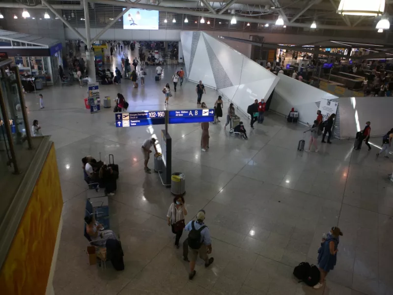Νέες οδηγίες για τις πτήσεις εσωτερικού - Τι ισχύει για τα πιστοποιητικά εμβολιασμού και νόσησης