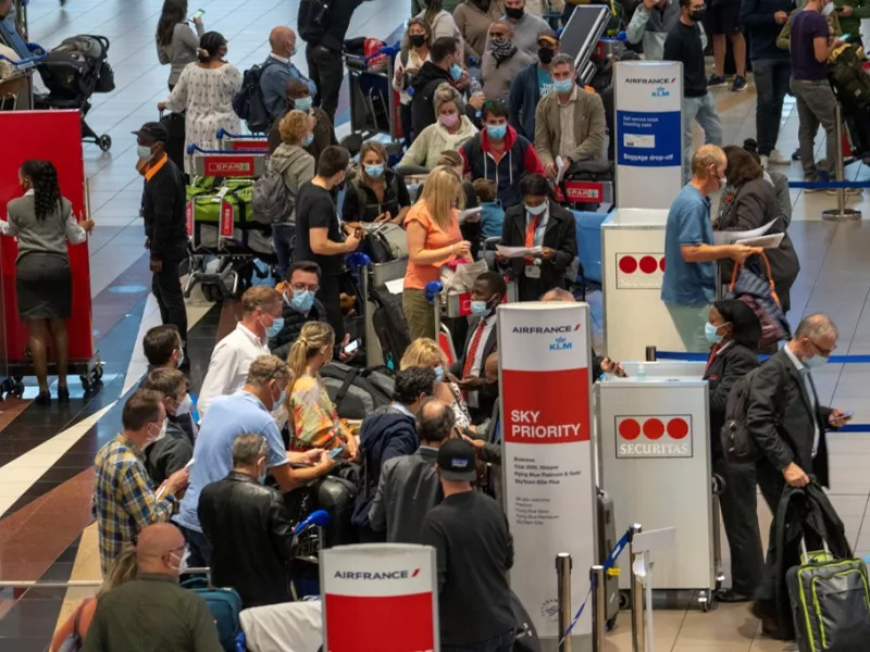 Μετάλλαξη Όμικρον: Σε απελπισία ταξιδιώτες στη Νότια Αφρική - Ψάχνουν τρόπο να επιστρέψουν