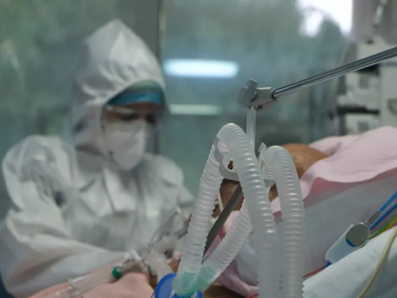 Κορωνοϊός: Ποιοι εμβολιασμένοι κινδυνεύουν να νοσήσουν βαριά; Μελέτη της Pfizer απαντά 