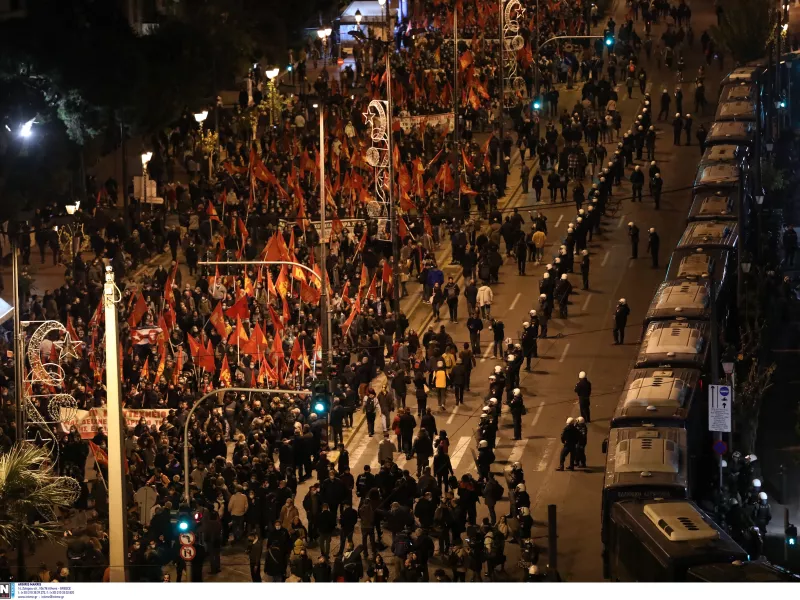 Αθήνα-Πολυτεχνείο: Ολοκληρώθηκε ειρηνικά η πορεία για την 48η επέτειο - Πάνω από 20.000 διαδηλωτές