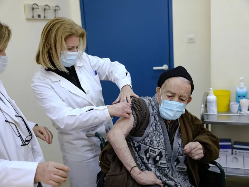 Υποχρεωτικός εμβολιασμός στους άνω των 60: Το πρόστιμο των 100 ευρώ, οι εξαιρέσεις