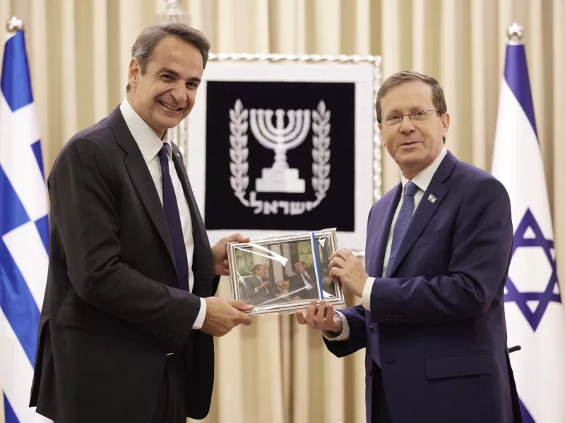 Παιχνίδια της μοίρας: Το δώρο του Ισραηλινού προέδρου σε Μητσοτάκη για τη συνάντηση των πατέρων τους