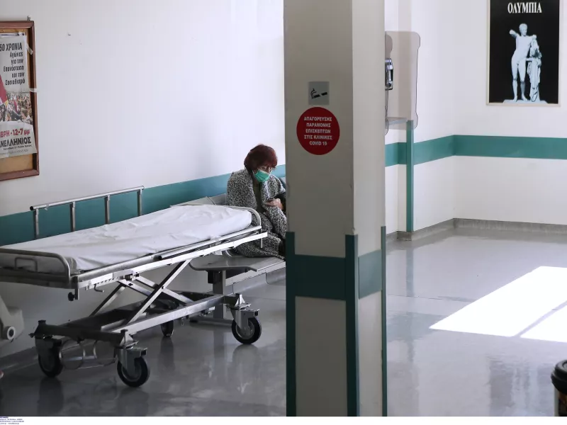 Σαρώνει η μετάλλαξη Όμικρον στο ΕΣΥ: Καραντίνα για τουλάχιστον 2.000 υγειονομικούς